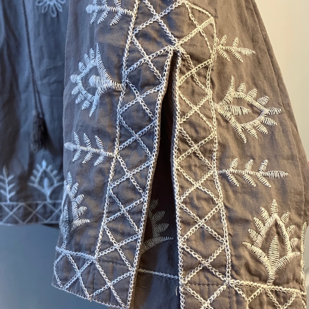 Monoreno Gray Tunic with White Embroidery - Picture 6 of 7